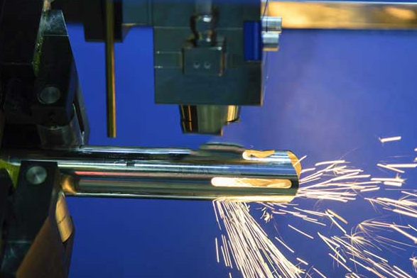 Selecting the auxiliary gas for laser cutting